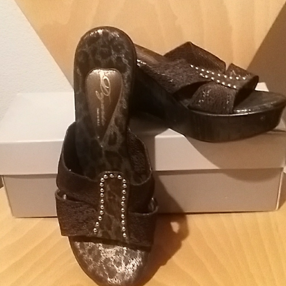 DEZARIO MADE IN USA OPEN TOED WEDGES